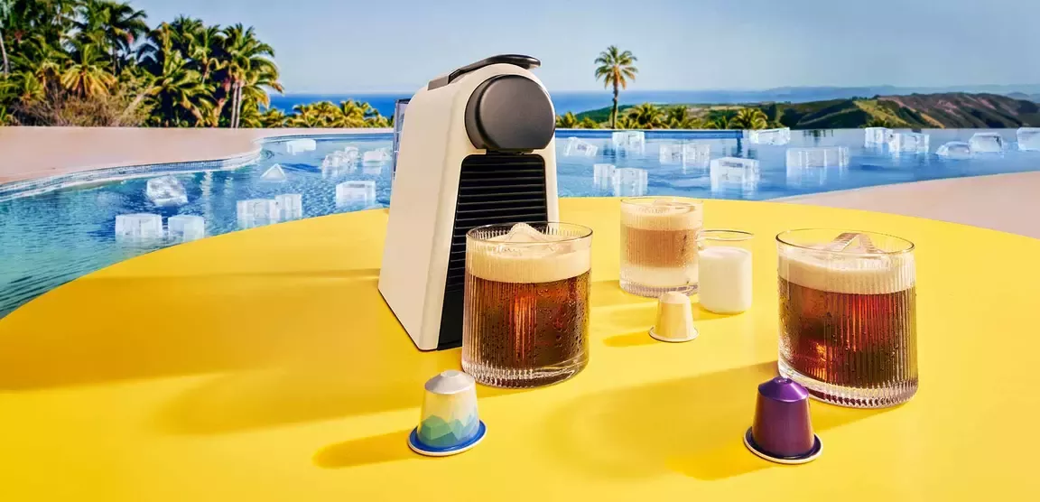 Kaffeemaschine und Eiskaffee am Pool bei den Halbjahresergebnissen 2026