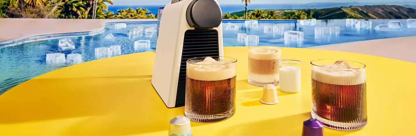 Kaffeemaschine und Eiskaffee am Pool bei den Halbjahresergebnissen 2026