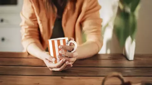 INCAROM_hands_and_cup